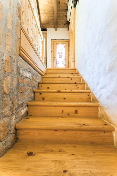 Escaleras de madera en casa rústica — Foto de Stock