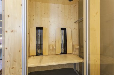 Otel odasında iki koltuklu küçük sauna