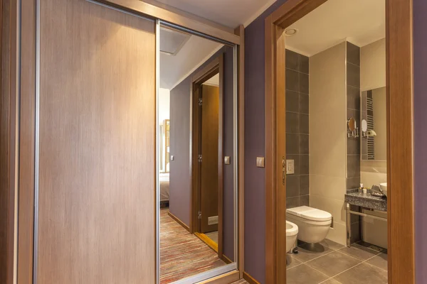 Otel odası iç - banyo ve dolap