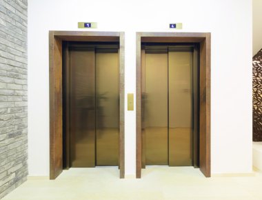 Modern bir binada iki asansörler