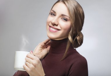 Güzel bir fincan kahve ile mutlu kadın