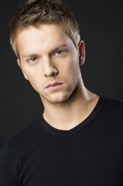 Güzel bir sarışın adam portresi