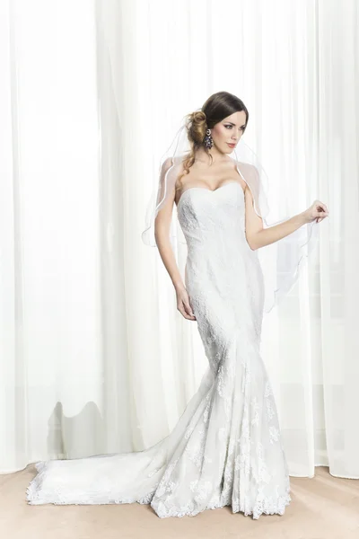 Nádherná nevěsta v bílých mermaid šaty — Stock fotografie