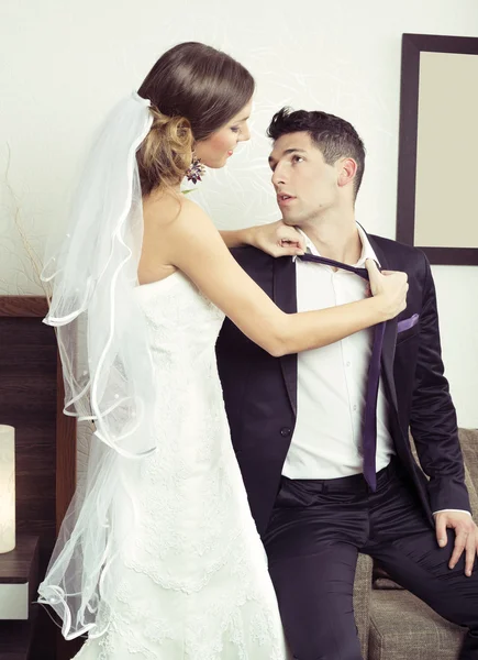 Sposa togliersi la cravatta dello sposo — Foto Stock