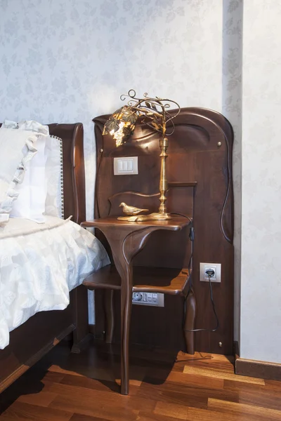 Детали гостиничного номера - тумбочка и лампа — стоковое фото