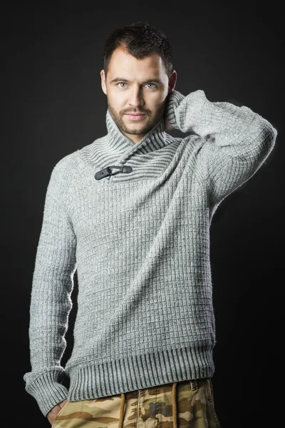 Schöner Mann im grauen Pullover — Stockfoto