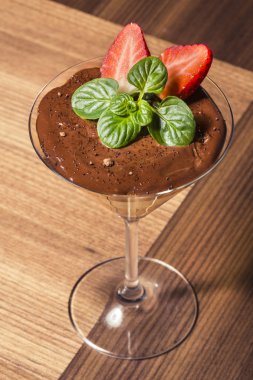 Çikolata mousse çilek ve nane yaprakları ile