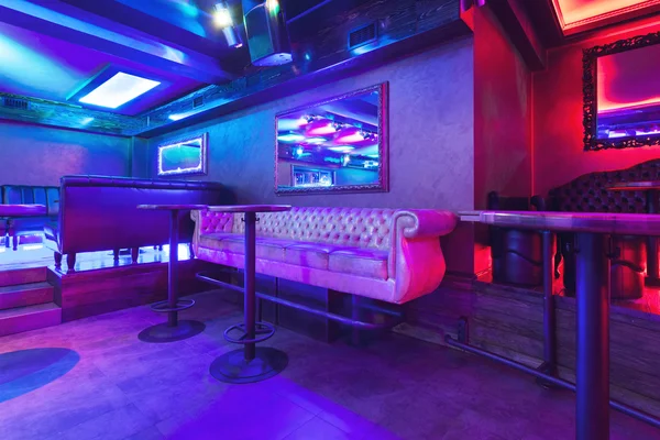 Nachtclub mit bunten Lichtern — Stockfoto