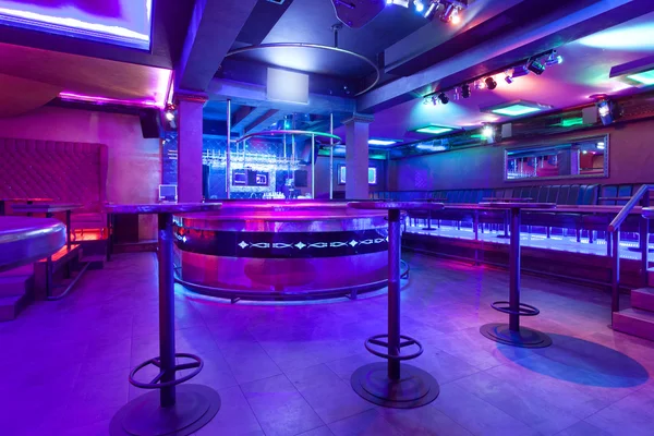 Moderno nightclub con luci colorate — Foto Stock