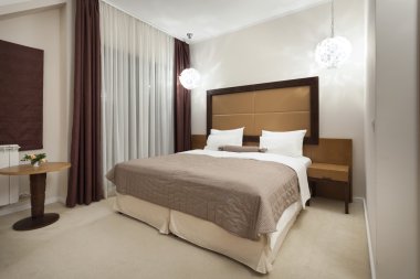 Otel odasında zarif Çift Kişilik Yatak