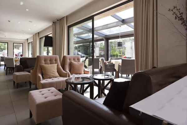 Muebles en una cafetería elegante — Foto de Stock