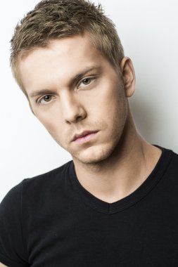 Güzel bir sarışın adam portresi