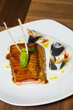 Beyaz soslu lezzetli somon kızartma