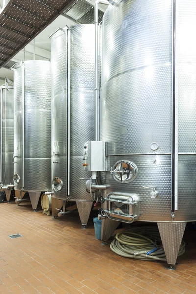 Tanques de alumínio na fábrica de vinificação — Fotografia de Stock