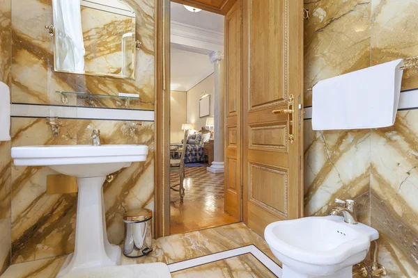 Innenraum eines Luxus-Badezimmers mit Marmorwänden — Stockfoto