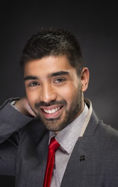 Takım elbiseli yakışıklı bir adamın portresi.