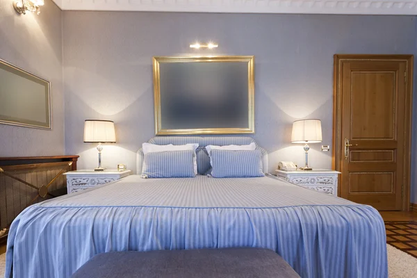 クラシックなスタイルのベッドルームのインテリア — ストック写真