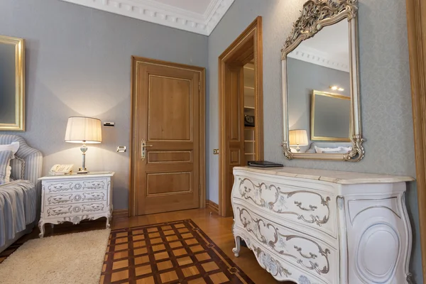 Винтажный шкаф и зеркало в изысканном интерьере комнаты — стоковое фото