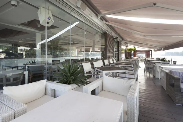 Moderne Café-Terrasse am Fluss — Stockfoto