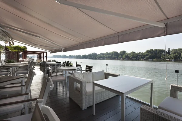 Moderna riverside café terrass — Stockfoto