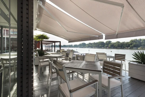 Moderna riverside café terrass — Stockfoto