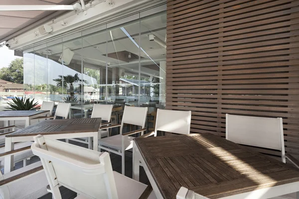 Moderna terraza cafetería junto al río —  Fotos de Stock