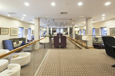 modern otel lobisinde