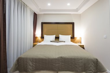 Otel odasında zarif Çift Kişilik Yatak