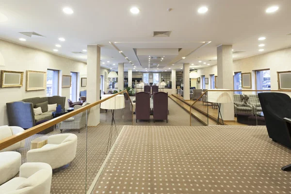 modern otel lobisinde