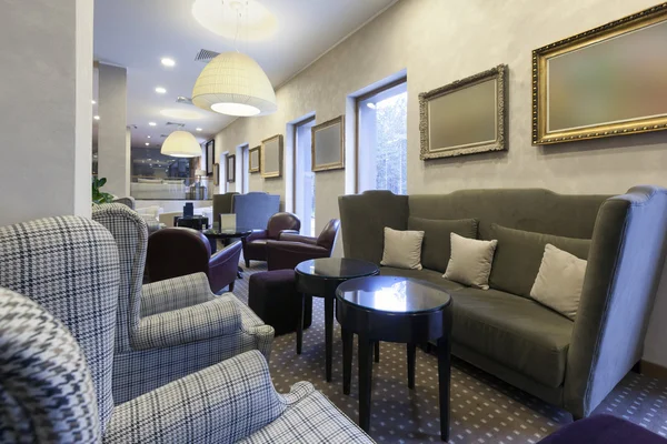 Otel lobisinde konforlu mobilyalarla — Stok fotoğraf