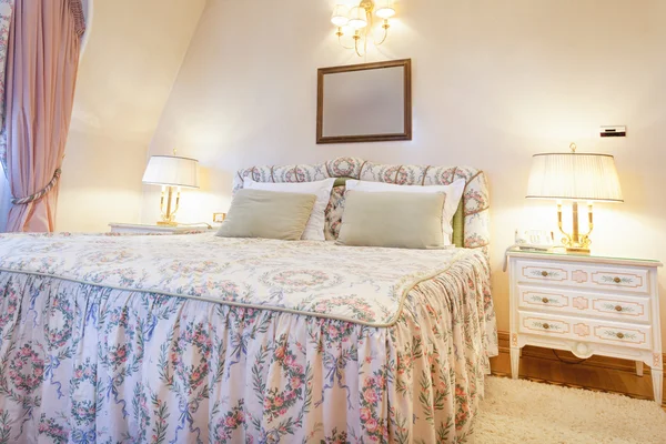Интерьер спальни классического стиля — стоковое фото