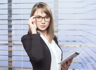 İşkadını tablet tutan gözlüklü