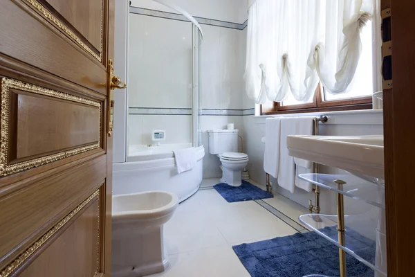 Salle de bain de luxe intérieur — Photo