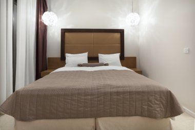 Otel odasında zarif Çift Kişilik Yatak