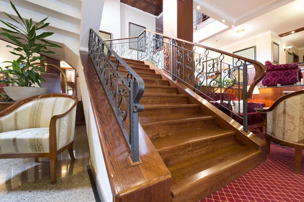 Escadas de madeira no hotel — Fotografia de Stock
