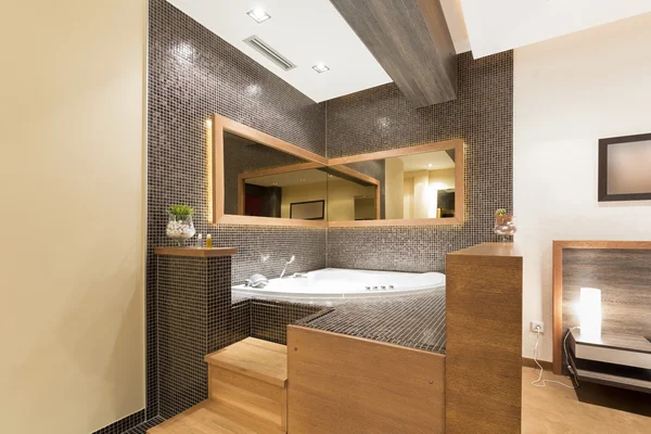 Jacuzzi ouvert moderne dans une chambre — Photo