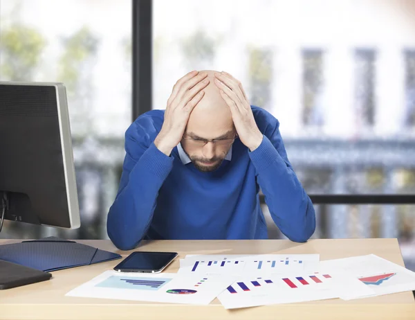 Frustrerad affärsman vid skrivbordet — Stockfoto