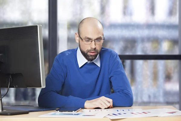 Zakenman werkzaam in het kantoor — Stockfoto