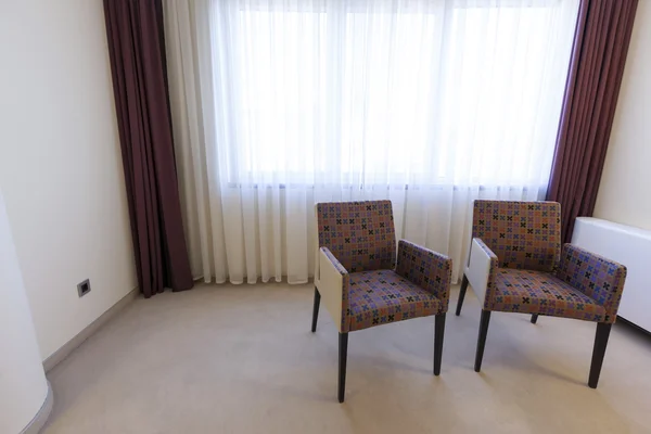 Bir odada iki sandalye — Stok fotoğraf
