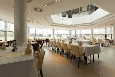 Parlak Restoran iç özel hatta düzenlenmiş tablolar ile