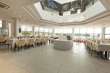 Parlak Restoran iç özel hatta düzenlenmiş tablolar ile