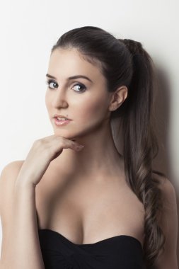 Çene üzerinde el ile güzel kız