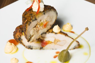 Hindi fileto siyah susam ve kırmızı biber ile