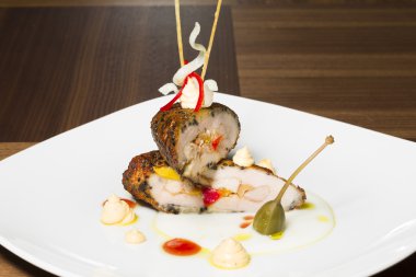 Hindi fileto siyah susam ve kırmızı biber ile