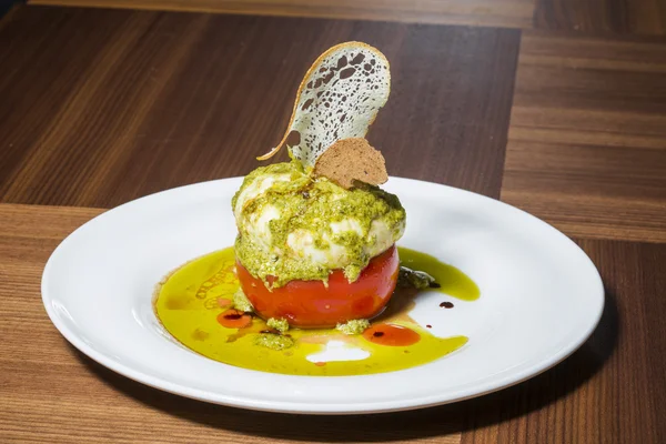 Roasted tomato with mozarella and pesto — Stock Photo, Image