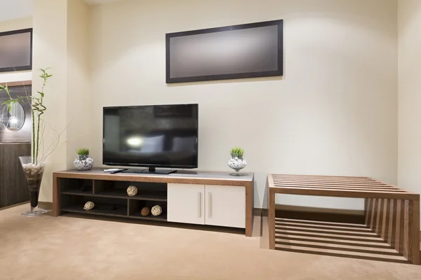 현대식 거실에 설치 된 TV — 스톡 사진