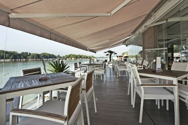 Modern nehir kenarında kafe Teras — Stok fotoğraf