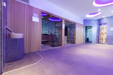 Renkli ışıklar ile spa merkezinin iç