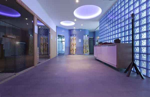Interior do centro de spa com luzes coloridas — Fotografia de Stock