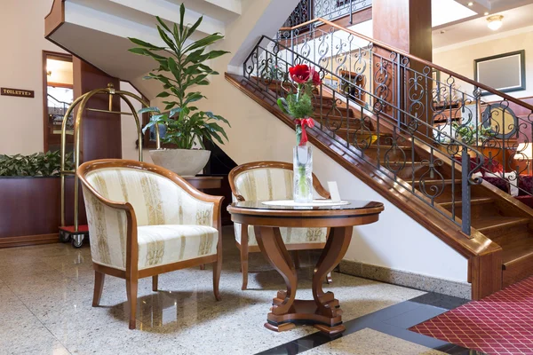 Hotelowy hol - schody i krzesła — Zdjęcie stockowe